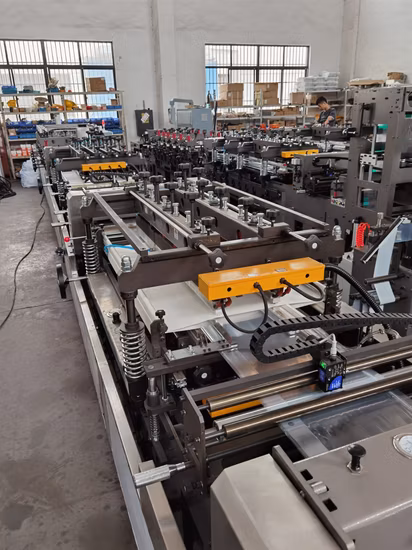 Máquina especializada para fabricar sacolas com zíper e embalada com filme estirável