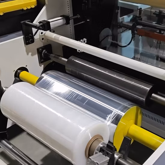 Máquina automática de corte e rebobinagem de filme estirável